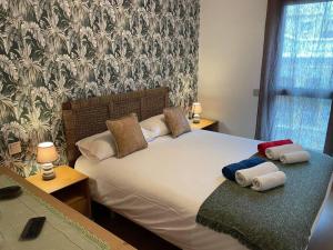 Un dormitorio con una cama con dos almohadas encima. en La Fontanilla, Playa de las Canteras, en Las Palmas de Gran Canaria