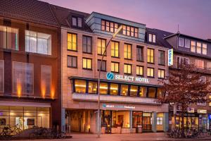 um edifício com uma luz de rua em frente em Select Hotel Tiefenthal em Hamburgo