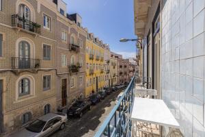 un balcon avec des voitures garées dans une rue avec des bâtiments dans l'établissement Cozy Hideout I by Innkeeper, à Lisbonne