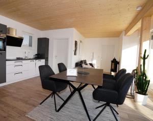 Η κουζίνα ή μικρή κουζίνα στο Modernes Ferienhaus mit Panoramablick