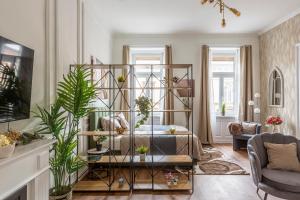 Zimmer mit einem Bett mit Pflanzen in der Unterkunft Luxurious Art Deco Residence in the Heart of Budapest in Budapest