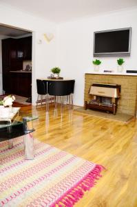 sala de estar con TV y piano en 33SM Dreams Unlimited Serviced Accommodation- Staines - Heathrow, en Stanwell