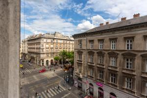 einen Luftblick auf eine Stadtstraße mit Gebäuden in der Unterkunft Luxurious Art Deco Residence in the Heart of Budapest in Budapest