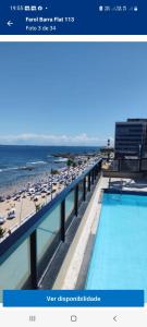 Swimmingpoolen hos eller tæt på Apartamento na Barra farol da barra salvador bahia vista ao mar