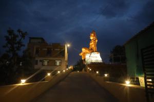 una grande statua di un leone in una città di notte di The Sky Comfort Shiv Ashray Resort a Nathdwara