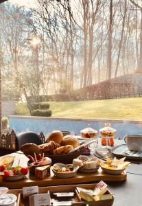 uma mesa com pão e outros alimentos em B&B Miranoza em Oud-Heverlee