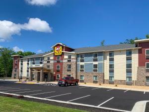 un hotel con un coche aparcado en un aparcamiento en My Place Hotel-Dahlgren/King George, VA, en King George