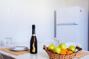 奇亞頓的住宿－"Tsiftsis" City Apartments，一瓶葡萄酒和一篮水果放在桌子上
