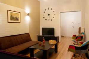 a living room with a couch and a table at "Tsiftsis" City Apartments in Kiaton