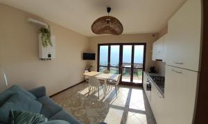 Køkken eller tekøkken på La Quiete Barbara apartment Terrace Lake view