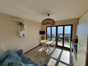 Et tv og/eller underholdning på La Quiete Barbara apartment Terrace Lake view