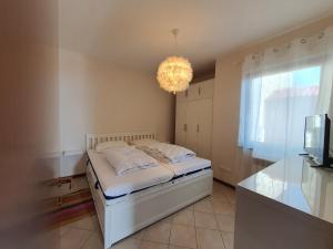 En eller flere senge i et værelse på La Quiete Barbara apartment Terrace Lake view + 22 billeder