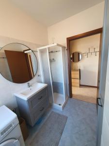 Et badeværelse på La Quiete Barbara apartment Terrace Lake view