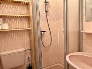uma casa de banho com um chuveiro, um WC e um lavatório. em Anton-Gunther-Str 16 em Wangerooge