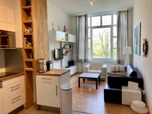 - un salon avec un canapé et une table dans l'établissement Residenz am Rosengarten 16, à Wangerooge