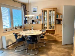 ein Esszimmer mit einem Tisch und Stühlen in der Unterkunft Haus Stortebeker Whg 4 in Wangerooge