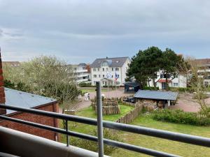 ヴァンガーオーゲにあるHaus Stortebeker Whg 4の家屋のある町のバルコニーからの眺め
