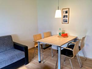 einen Esstisch mit Stühlen und ein Sofa in der Unterkunft Haus Wilhelmi Wilhelmi Whg 2 in Wangerooge