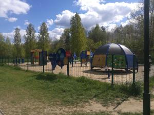 un grupo de equipos de juegos en un parque en Widok, en Ostróda