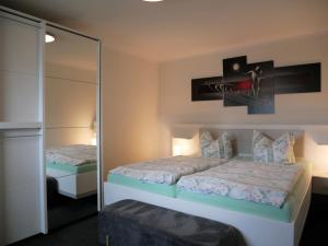 Un dormitorio con dos camas y un espejo. en Bungalow "Vera", en Ostseebad Koserow 16 fotos más