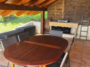 una mesa de madera y sillas en un patio en Chalet le Pré de la Dame en Épagny