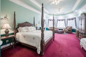 1 dormitorio con 1 cama grande y alfombra roja en Whitestone Inn, en Kingston