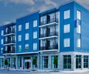ニューオーリンズにあるHampton Inn New Orleans French Quarter Market Areaの青いマンションのイメージ