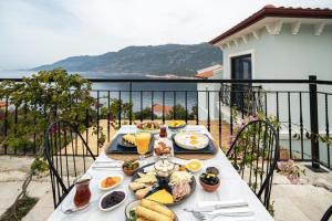 een tafel met eten op het balkon bij Gumus Peninsula Hotel in Kas