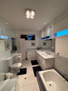 La salle de bains est pourvue d'une baignoire, de toilettes et d'un lavabo. dans l'établissement Yapera On Lucan, à Bendigo