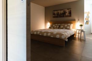 a bedroom with a bed and a table at Maison du Mathilda in Santo Stefano Roero