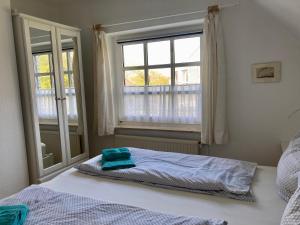 ヴァンガーオーゲにあるHaus Arnoldのベッドルーム(ベッド1台、窓付)