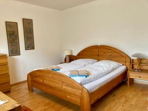 ヴァンガーオーゲにあるHaus Fregatte Whg 1のベッドルーム1室(木製ベッド1台、タオル2枚付)