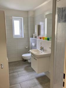 ヴァンガーオーゲにあるHaus Nautica 416のバスルーム(洗面台、トイレ付)