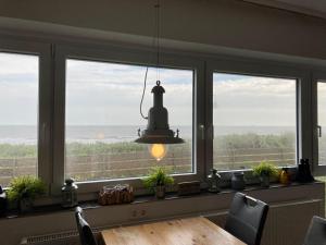 ヴァンガーオーゲにあるHaus Panorama 2の海の景色を望むダイニングルームの窓