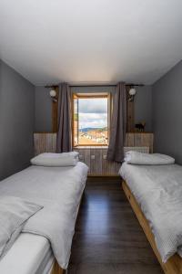 2 Betten in einem Zimmer mit Fenster in der Unterkunft Gîte 4 à 10 pers in Granges-sur-Vologne