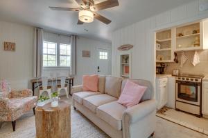 ein Wohnzimmer mit Sofa und Tisch in der Unterkunft Cozy Mountain Home Cottage Walk to Marina! in Mountain Home