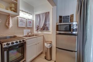 eine Küche mit einem Kühlschrank aus Edelstahl und einer Spüle in der Unterkunft Cozy Mountain Home Cottage Walk to Marina! in Mountain Home