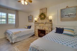 ein Schlafzimmer mit zwei Betten und einem Kamin in der Unterkunft Cozy Mountain Home Cottage Walk to Marina! in Mountain Home
