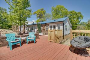 eine Terrasse mit 2 Stühlen, einem Tisch und einem Haus in der Unterkunft Cozy Mountain Home Cottage Walk to Marina! in Mountain Home + 19 Fotos