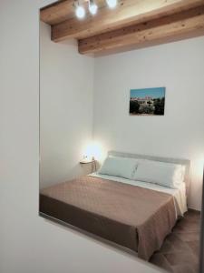 a bedroom with a bed in a white wall at LA TERRAZZA in Ioppolo Giancaxio