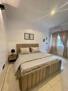 Кровать или кровати в номере CN Homes Luxury furnished 2Bedroom 24hr electricity with BQ