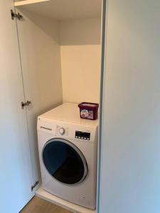 uma máquina de lavar e secar roupa num pequeno quarto em LAKE em Lugano