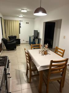 una cucina e un soggiorno con tavolo e sedie di Luis II a Villa María