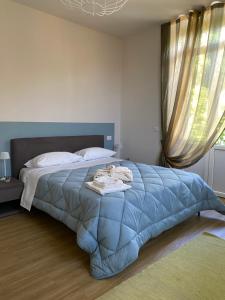 una camera con letto e piumone blu di Casa di Carlo a Pallanza