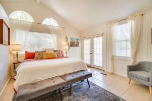 1 dormitorio con 1 cama, 1 silla y ventanas en Charming Mountain Home Retreat Walk to Marina!, en Mountain Home