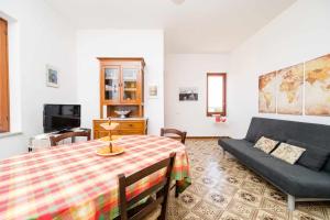 a living room with a table and a couch at Casamici Sampieri Centosicilie in Sampieri