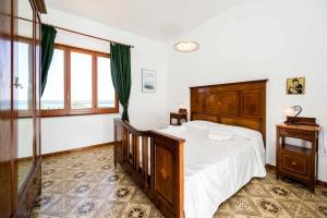 a bedroom with a large bed and a window at Casamici Sampieri Centosicilie in Sampieri