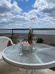 un tavolo con due bicchieri e una bottiglia di vino di Annabella a Topola
