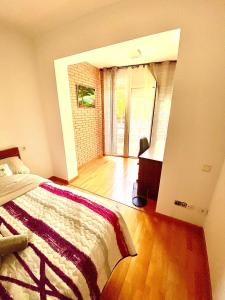 um quarto com uma cama e uma grande janela em RoNi RoOms em Salou