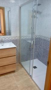薩洛的住宿－RoNi RoOms，带淋浴的浴室和玻璃门